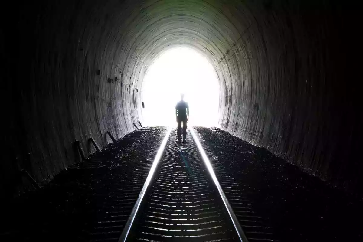 Persona caminando por un túnel
